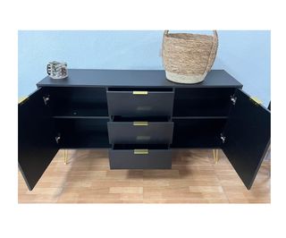 Aparador negro con patas doradas