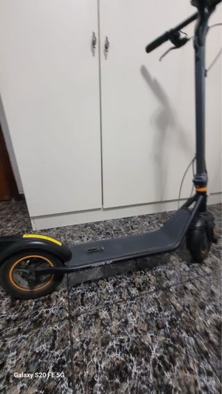 Patinete Eléctrico Negro y Amarillo