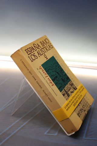 Libros. España bajo los Austrias 2. España y América – Lynch.