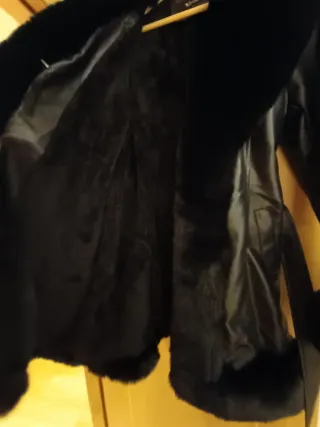 Abrigo polipiel y pelo negro Talla M