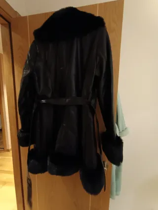 Abrigo polipiel y pelo negro Talla M