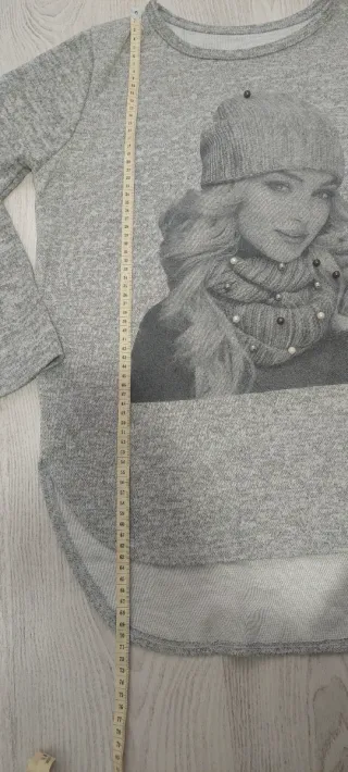 Jersey gris con estampado de mujer