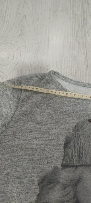 Jersey gris con estampado de mujer