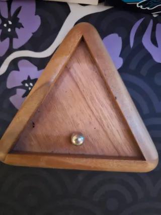 Base de madera triangular con bola