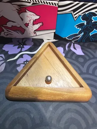 Base de madera triangular con bola