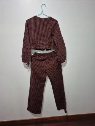 Conjunto Zara cuadros marrón y rojo