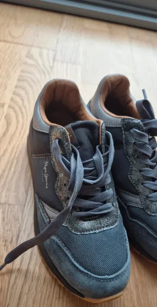 Pepe Jeans zapatillas grises con detalles plateado