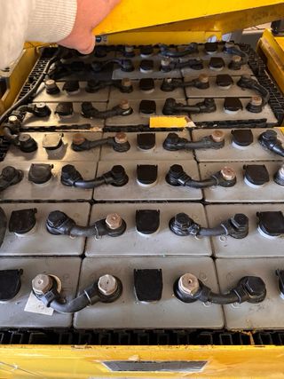 CARRETILLA ELEVADORA ELÉCTRICA 4 RUEDAS HYSTER