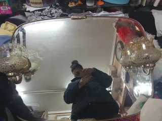 Espejo decorativo con apliques dorados