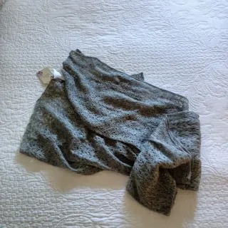 Bufanda chal tejido gris