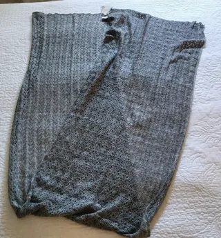 Bufanda chal tejido gris