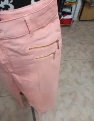 Pantalón melón talla M con cremalleras doradas