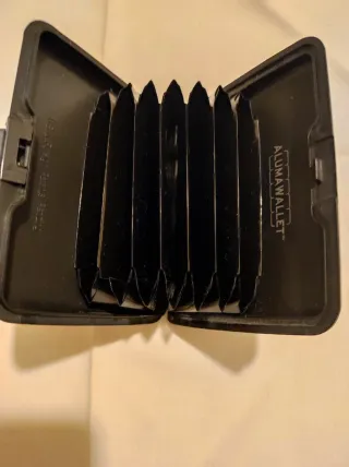 Tarjetero Aluma Wallet Plata y Negro