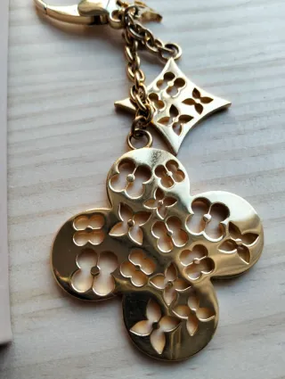 Louis Vuitton Charm Flor Ivy Dorado