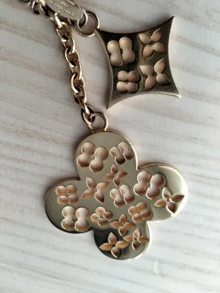 Louis Vuitton Charm Flor Ivy Dorado