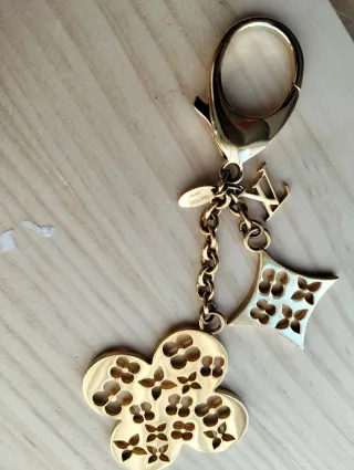 Louis Vuitton Charm Flor Ivy Dorado