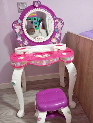 Tocador infantil con espejo y taburete