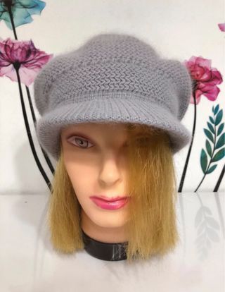 Gorro de punto gris con visera