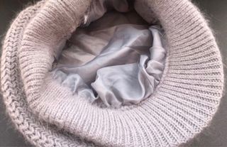 Gorro de punto gris con visera