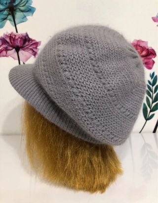 Gorro de punto gris con visera