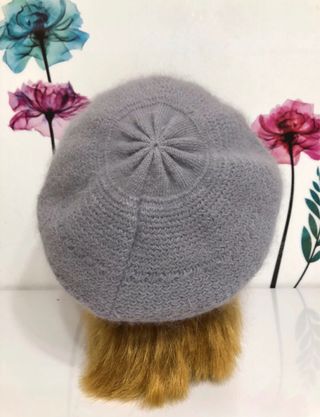Gorro de punto gris con visera