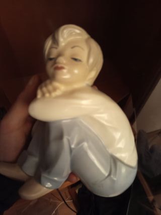 Figura antigua niño sentado