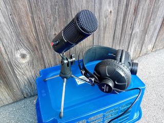 Micrófono KeepTonek con trípode y auriculares