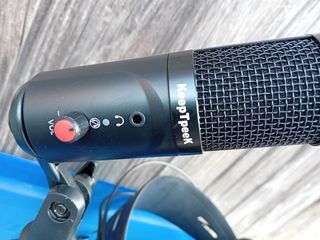 Micrófono KeepTonek con trípode y auriculares