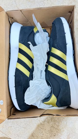 Zapatillas Adidas Negras y Doradas