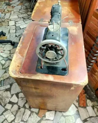 Macchina da cucire antica Necchi