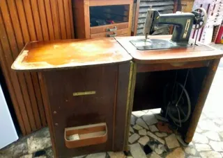 Macchina da cucire antica Necchi