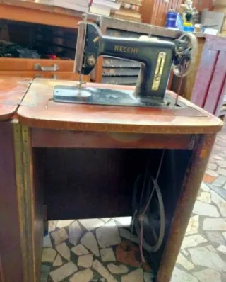Macchina da cucire antica Necchi