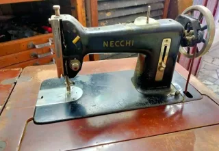 Macchina da cucire antica Necchi