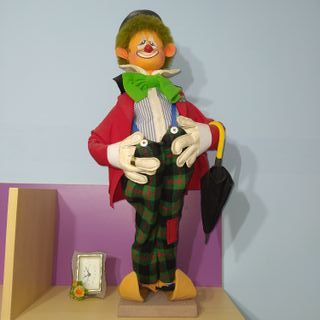 Payaso de peluche con paraguas