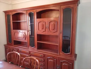 Mueble de salón de madera y cristal