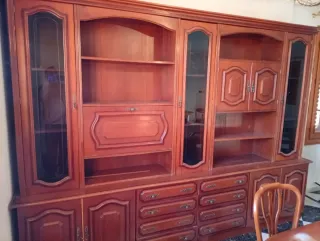 Mueble de salón de madera y cristal