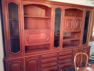 Mueble de salón de madera y cristal