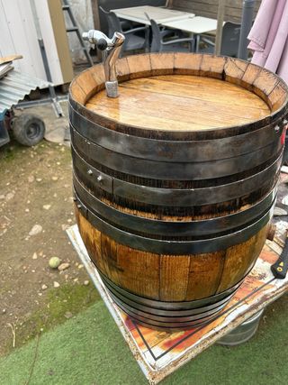 Barrica de madera con grifo