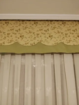 Cortinas con bandó beige y blanco.
