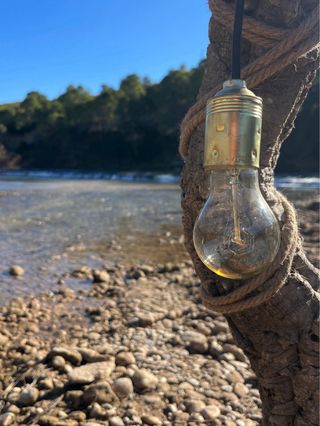Lámpara artesanal de corcho y madera