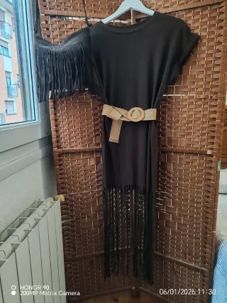 Vestido marrón con flecos y cinturón,bolso a parte