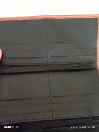 Cartera de piel marrón sin estrenar.