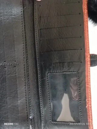 Cartera de piel marrón sin estrenar.