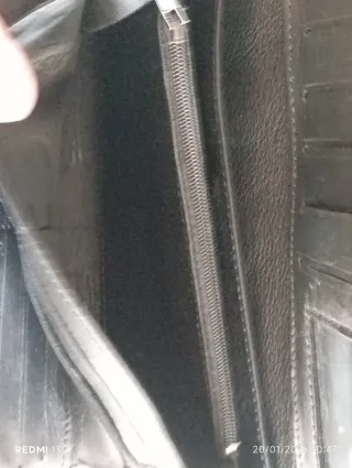 Cartera de piel marrón sin estrenar.