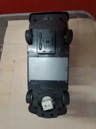 Coche de juguete dorado