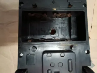 Coche de juguete dorado