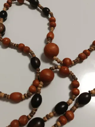 Collar de cuentas de madera