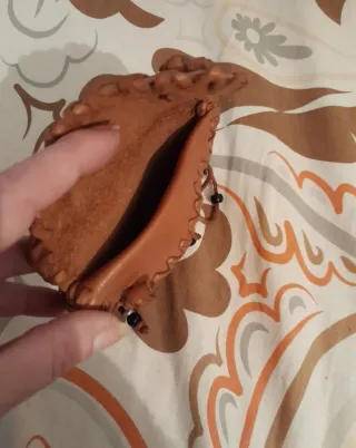 Monedero de piel hecho a mano