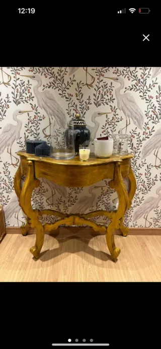 Mueble recibidor dorado diseño curvo