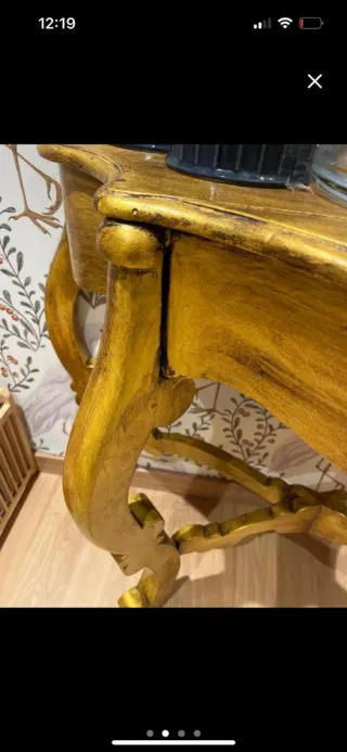 Mueble recibidor dorado diseño curvo